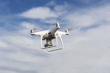 Drone kamerayla gökyüzünde uçan ve video kaydı. Serbest metin alanı. 