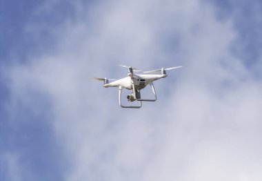 Drone kamerayla gökyüzünde uçan ve video kaydı. Serbest metin alanı. 