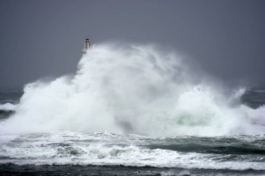  Ahtopol bağlantı noktası eski deniz feneri, Karadeniz, Bulgaristan fırtınalı bir günde karşı büyük dalga.
