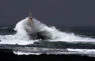  Ahtopol bağlantı noktası eski deniz feneri, Karadeniz, Bulgaristan fırtınalı bir günde karşı büyük dalga.
