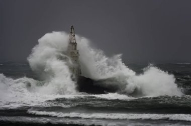  Ahtopol bağlantı noktası eski deniz feneri, Karadeniz, Bulgaristan fırtınalı bir günde karşı büyük dalga.