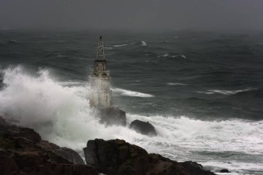  Ahtopol bağlantı noktası eski deniz feneri, Karadeniz, Bulgaristan fırtınalı bir günde karşı büyük dalga.