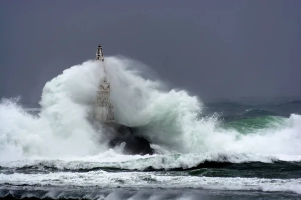  Ahtopol bağlantı noktası eski deniz feneri, Karadeniz, Bulgaristan fırtınalı bir günde karşı büyük dalga.