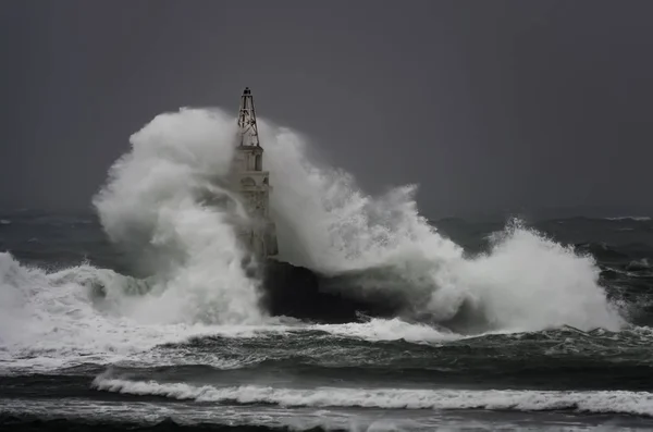 浪对老灯塔在 Ahtopol , 黑海的口岸 , 保加利亚在一个暴风雨的天. — 图库照片