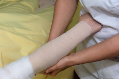 Lenf kanseri yönetimi: Lenfobma El ve Kolu, lenfobmayı kontrol etmek için çok katmanlı bandaj kullanıyor. Tam dekonjestif tedavi (cdt) ve manuel lenfatik drenajın bir parçası (Mld)