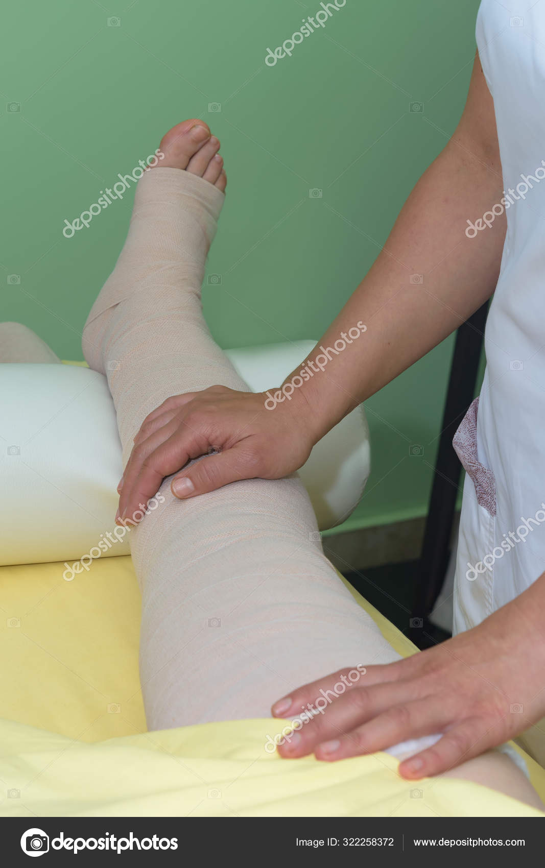 Lymphedema management Wrapping leg using multilayer bandages to