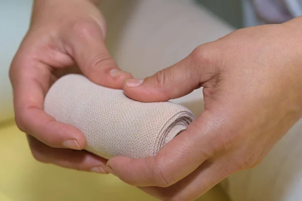 Manejo del linfedema: Envolver la pierna usando vendajes multicapa para controlar el linfedema. Parte de la terapia descongestiva completa (cdt) y drenaje linfático manual (MLD) ) — Foto de Stock