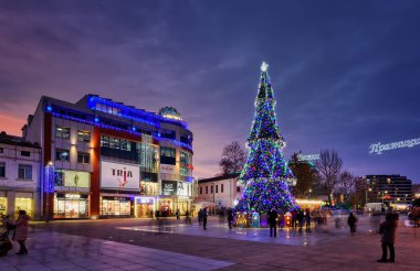 Burgaz şehir, Bulgaristan - 08 Aralık 2014. Noel dekorasyonu, gece sahne