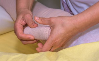 Lenf kanseri yönetimi: Lenf kanserini kontrol etmek için çok katmanlı bandaj kullanarak bacağı sarmak. Tam dekonjestif tedavi (cdt) ve manuel lenfatik drenajın bir parçası (Mld)