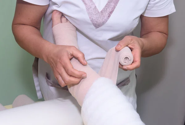 Manejo Del Linfedema Envolver Pierna Usando Vendajes Multicapa Para Controlar — Foto de Stock