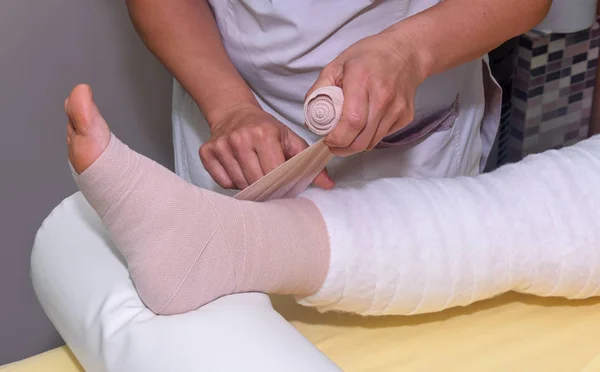 Lymphedema Management Wrapping Leg Using Multilayer Bandages Control Lymphedema Part — Stock Photo, Image