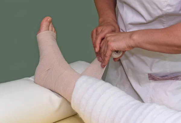 Lymphedema Management Wrapping Leg Using Multilayer Bandages Control Lymphedema Part — Stock Photo, Image