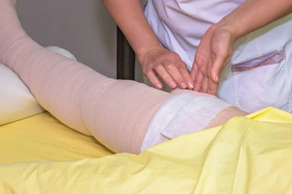 Manejo Del Linfedema Envolver Pierna Usando Vendajes Multicapa Para Controlar —  Fotos de Stock