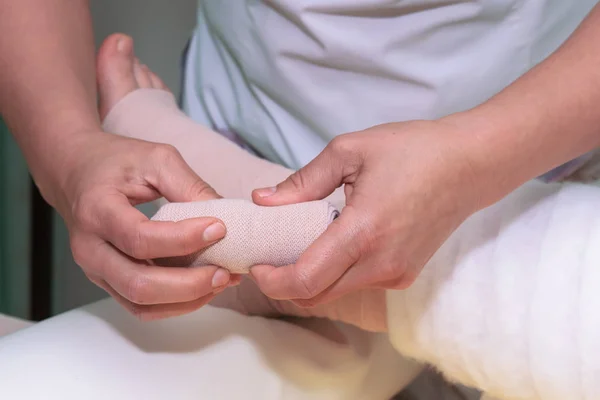 Manejo Del Linfedema Envolver Pierna Usando Vendajes Multicapa Para Controlar — Foto de Stock