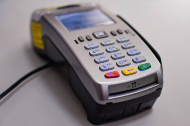 Kredi kartları ve çek makbuzuyla ödeme için banka terminali. Ödemeleri e-ticaret için işleme aygıtı