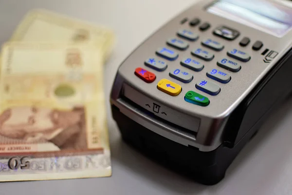 Bankterminal für Zahlungseinkäufe im Geschäft per Kreditkarte und Papierscheckquittung. Gerät zur Abwicklung des elektronischen Zahlungsverkehrs — Stockfoto