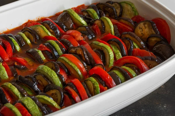 Ratatouille - plato tradicional francés de verduras provenzales cocinado en horno. Alimento vegetariano vegetariano dieta - cazuela de Ratatouille . —  Fotos de Stock