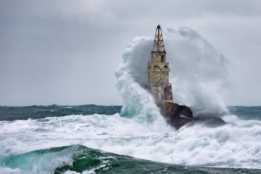 Stormy Landscape 'teki Deniz Feneri. Deniz feneri üzerinde fırtına dalgaları -Ahtopol, Karadeniz, Bulgaristan.