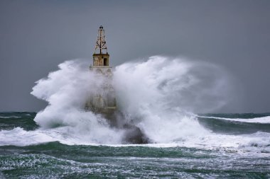 Stormy Landscape 'teki Deniz Feneri. Deniz feneri üzerinde fırtına dalgaları -Ahtopol, Karadeniz, Bulgaristan.