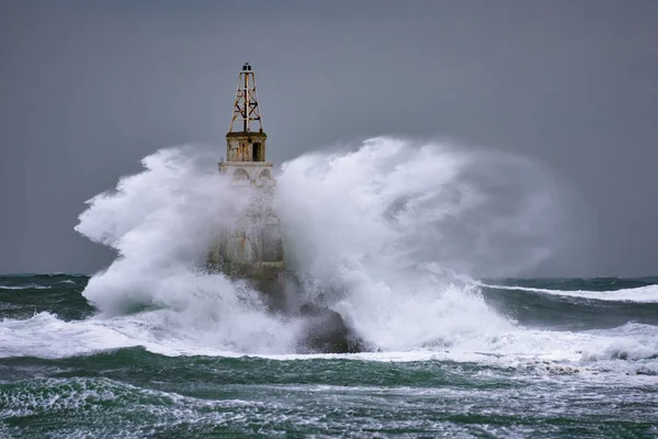 Stormy Landscape 'teki Deniz Feneri. Deniz feneri üzerinde fırtına dalgaları -Ahtopol, Karadeniz, Bulgaristan.