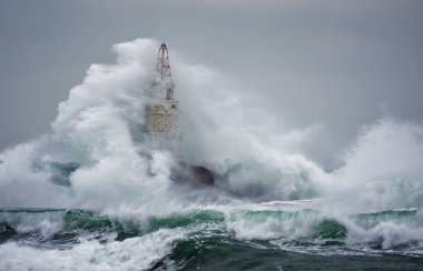 Stormy Landscape 'teki Deniz Feneri. Deniz feneri üzerinde fırtına dalgaları -Ahtopol, Karadeniz, Bulgaristan.