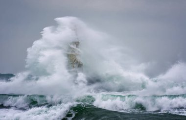 Stormy Landscape 'teki Deniz Feneri. Deniz feneri üzerinde fırtına dalgaları -Ahtopol, Karadeniz, Bulgaristan.