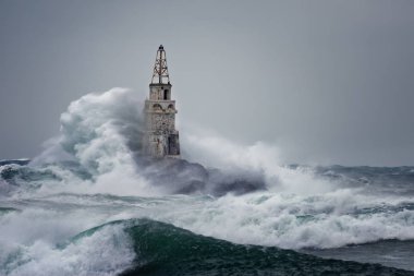 Stormy Landscape 'teki Deniz Feneri. Deniz feneri üzerinde fırtına dalgaları -Ahtopol, Karadeniz, Bulgaristan.