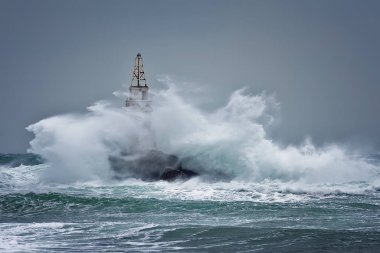 Stormy Landscape 'teki Deniz Feneri. Deniz feneri üzerinde fırtına dalgaları -Ahtopol, Karadeniz, Bulgaristan.