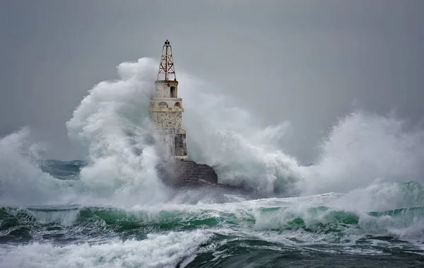 Stormy Landscape 'teki Deniz Feneri. Deniz feneri üzerinde fırtına dalgaları -Ahtopol, Karadeniz, Bulgaristan.