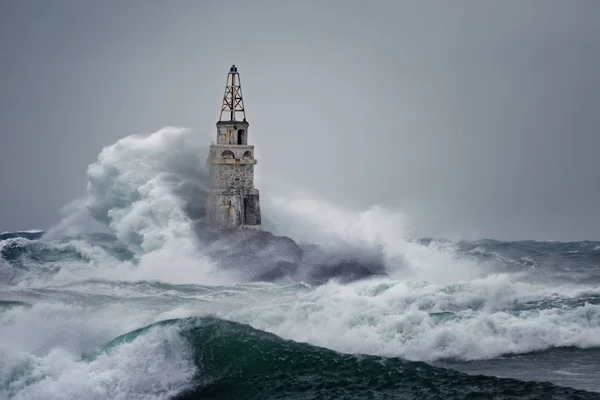 Faro In Tempesta Paesaggio. Onde di tempesta sopra il faro -Ahtopol, Mar Nero, Bulgaria. — Foto Stock