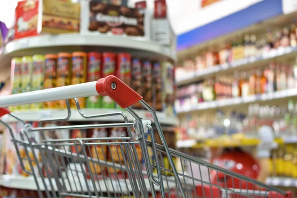 Marketin arka planı bulanık ve alışveriş arabası kapalı.