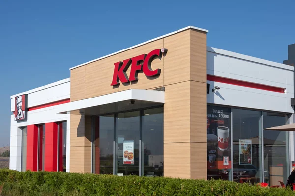 BÜLGARYA, BURGAS - 8 AĞUSTOS 2019: Kentucky Fried Chicken (KFC) dünyanın en büyük ikinci restoran zinciri..