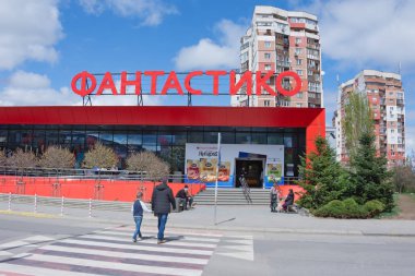 SOFYA, BULGARIA - 30 Mart 2019: Sofya 'daki FANTASTICO süpermarketi, Mladost 4 / iş parkının yanı /