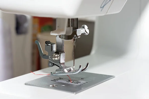Detailní záběr šicího stroje a šicí jehly ve studiu módního designu — Stock fotografie