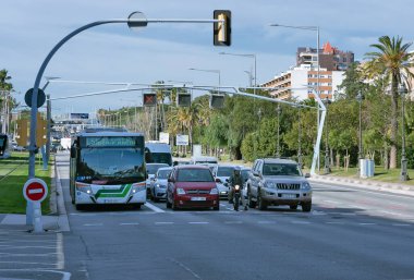 BARCELONA, İspanya - 20.02.2020: İspanya 'nın Katalonya eyaletinin başkenti Barcelona' da sokak manzarası