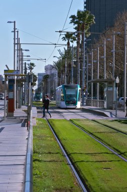 BARCELONA, SPAIN - 20.02.2020: Barcelona 'da modern tramvayla sokak manzarası. Tramvaylar Barcelona' da toplu taşımacılık için önemli bir araçtır. TMB ve Trammet tarafından işletiliyor..
