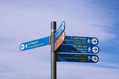 BARCELONA, SPAIN - 20.02.2020: Barcelona şehrindeki caddenin yönleriyle işaretler.