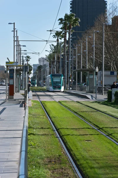 バルセロナ スペイン 2020年2月20日 バルセロナの近代的な路面電車とストリートビュートラムは バルセロナの公共交通機関の重要な手段です 彼らはTmbとトラムメットによって運営されています — ストック写真