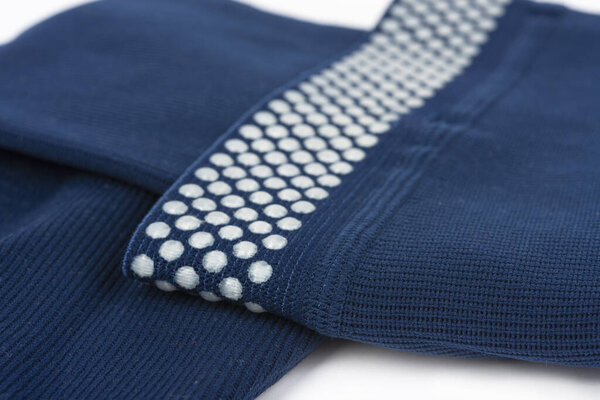 Крупный план плоского трикотажа Выпущенные компрессионные одежды для лимфедемы ног, отека и липедемы - мощный компрессионный чулок для большего сдерживания отеков
