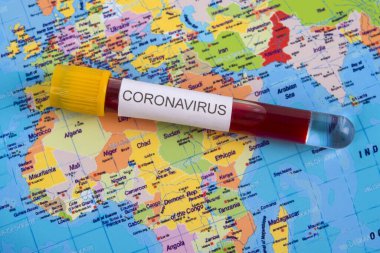 Dünya haritasındaki test tüplerindeki Coronavirus kan örneği. Salgın Koronavirüs Araştırma ve Tedavi Konsepti.