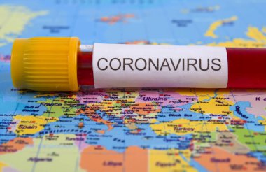 Dünya haritasındaki test tüplerindeki Coronavirus kan örneği. Salgın Koronavirüs Araştırma ve Tedavi Konsepti.