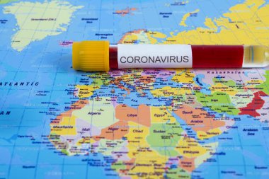 Dünya haritasındaki test tüplerindeki Coronavirus kan örneği. Salgın Koronavirüs Araştırma ve Tedavi Konsepti.