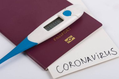 Coronavirus ve seyahat konsepti. Covid-19 Coronavirus ve pasaport. Roman Corona virüsü salgını. Wuhan, Çin 'de salgın hastalık. Coronavirüs bulaşmış turistlerin sınır denetimi ve karantinası.