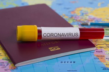 Coronavirus ve seyahat konsepti. COVID-19 Coronavirus, pasaport ve maske. Corona virüsü salgını, Wuhan, Çin 'de salgın. Corona virüsü bulaşmış turistlerin seyahat kısıtlamaları ve karantinası