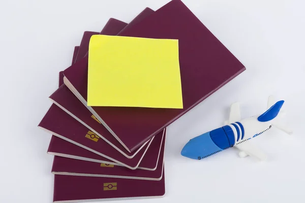 Una Pila Pasaportes Rojos Una Nota Amarilla Vacía Pequeño Juguete — Foto de Stock