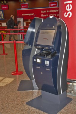 BARCELONA, SPAIN - 27.02.2020: Barcelona el Prat BCN Terminal 2 - Josep Tarradellas Uluslararası Havalimanı. Katalonya 'nın ana havalimanı, İspanya' nın ikinci büyük havalimanı, Avrupa 'nın yedinci büyük havalimanı.