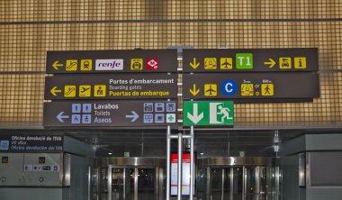 BARCELONA, SPAIN - 27.02.2020: Barcelona el Prat Terminali 'ndeki gezginler için bilgi içeren ekranlar - Josep Tarradellas Uluslararası Havaalanı