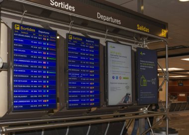 BARCELONA, SPAIN - 27.02.2020: Barcelona el Prat Terminali 'ndeki uçuş uçuşlarını gösteren ekranlar - Josep Tarradellas Uluslararası Havalimanı