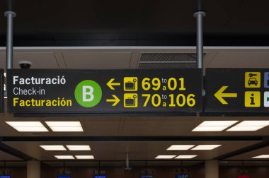 BARCELONA, SPAIN - 27.02.2020: Barcelona el Prat Terminali 'ndeki gezginler için bilgi içeren ekranlar - Josep Tarradellas Uluslararası Havaalanı
