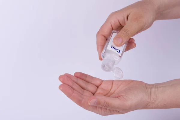 Beyaz izolasyon için antibakteriyel antiseptik jel şişesi. Virüs enfeksiyonunu ve salgını durdurun. Sağlık hizmeti kavramı